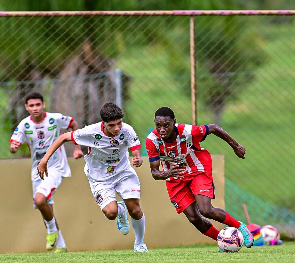 Santa Cruz fecha o 1º contrato profissional com garoto Samuel Santos