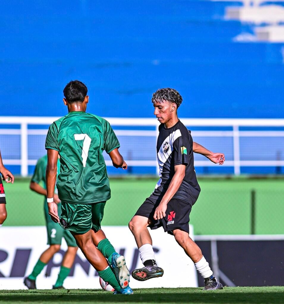 Vasco e Plácido de Castro no duelo pela 1ª vitória no Estadual