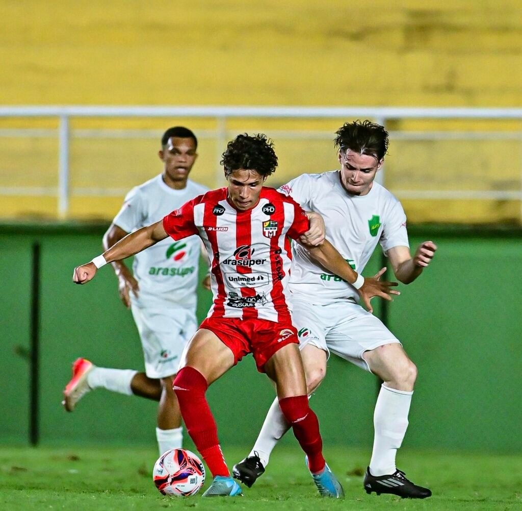 Santa Cruz e Galvez em um duelo de favoritos do título