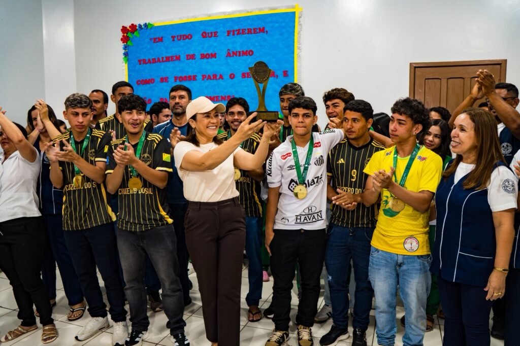 Estudantes da Braz de Aguiar fazem homenagem a governadora Mailza Assis