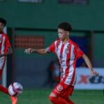 Santa Cruz fecha com Fluminense a negociação do lateral Victor Hugo